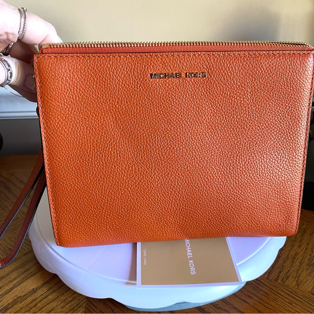 Michael Kors XL pebble leather clutch wrislet in burnt orange EUC no callouts - Picture 2 of 11